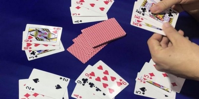 Bật mí cách chia bài được liêng cho anh em bet thủ 2 Chia chuyển là cách chia bài được liêng thích hợp với tân thủ